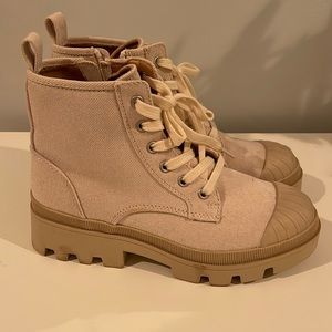 Universal thread chunky combat boots size 7